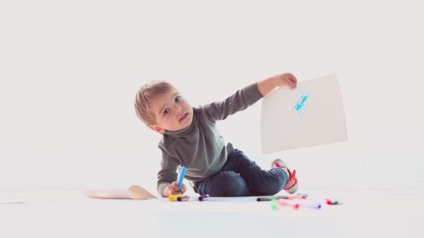 Kleine jongen trekt kleurpotloden op papier — Stockvideo