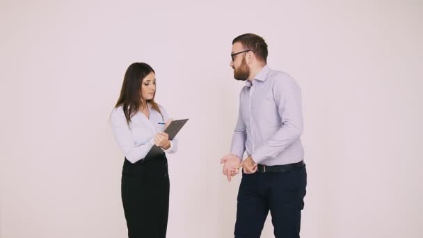 Der Chef will im Büro des Sachbearbeiters arbeiten — Stockvideo