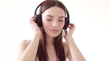 Müzik ile büyük kulaklık ile bir kadın portresi