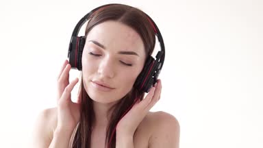 Müzik ile büyük kulaklık ile bir kadın portresi