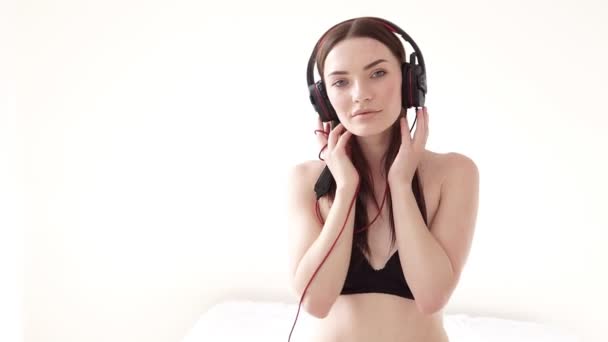 Retrato de uma mulher com grandes fones de ouvido com música — Vídeo de Stock