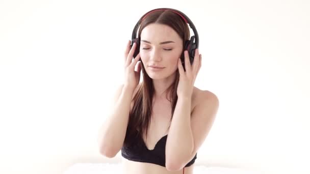 Retrato de una mujer con auriculares grandes con música — Vídeo de stock