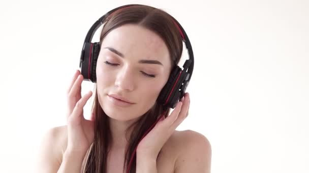 Portrait d'une femme avec de gros écouteurs avec de la musique — Video