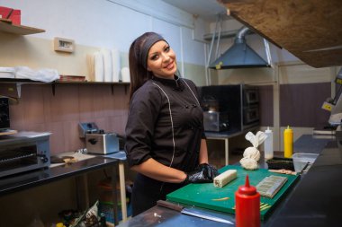 siyah Şef kadında suşi restoranı hazırlar