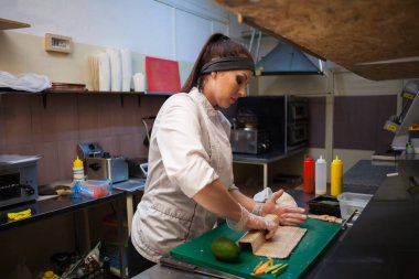 Beyaz Şef kadında suşi restoranı hazırlar