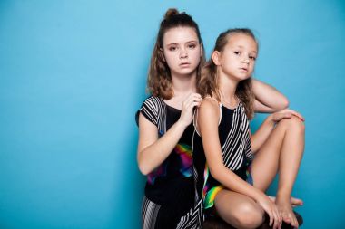 mavi bir arka plan üzerinde iki kız moda portre