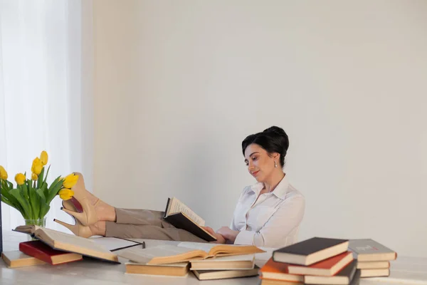 ビジネス スーツの女性が事務所で本を読む — ストック写真