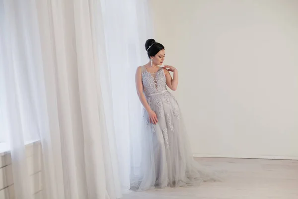 Brunette vrouw in grijze trouwjurk — Stockfoto