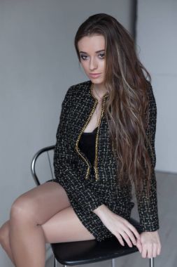 uzun saçlı bir kadın portresi moda