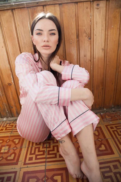 ピンクのパジャマでブルネットの女性 — ストック写真