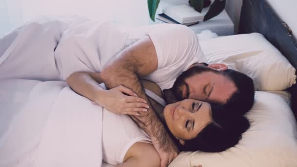 Karı koca yanında uyuyan bir kadın ve bir erkek — Stok video