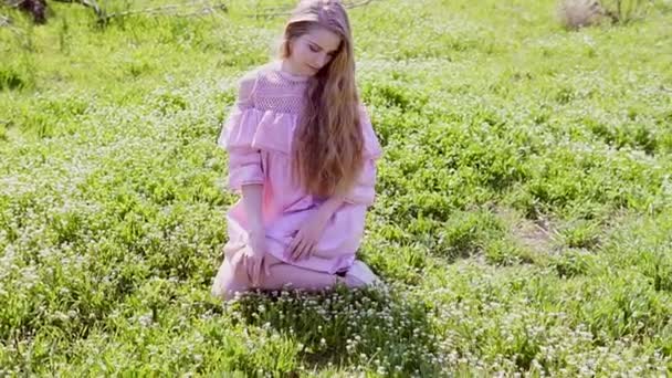 Blond kvinna och blommor i trädgården under våren — Stockvideo