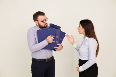 bir erkek ve bir kadın ofis kağıt klasörlerde