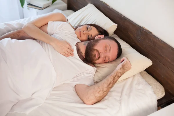 Mann und Frau schlafen in Betten mit weißer Wäsche — Stockfoto