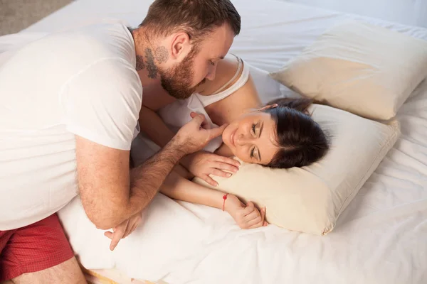 L'homme réveille doucement la femme au lit le matin — Photo