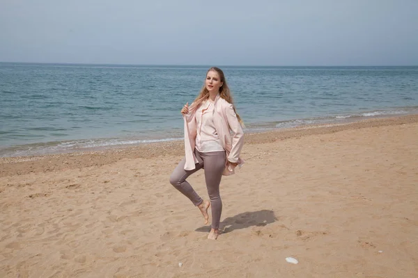 Блондинка гуляє на піщаному березі моря — стокове фото
