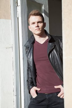 Deri ceketli moda erkek portresi