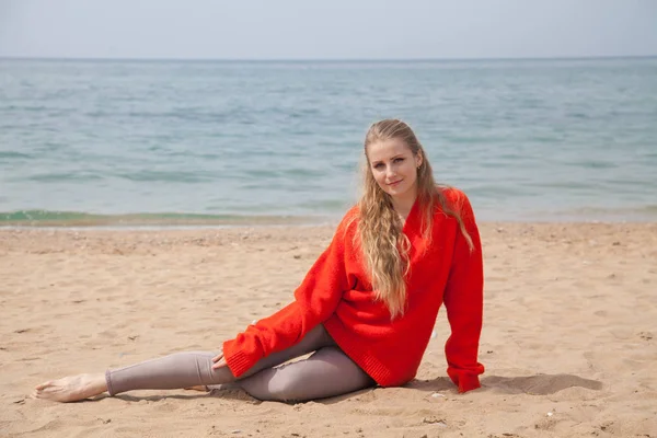 바다 모래 사장에 앉아 금발 여자 — 스톡 사진