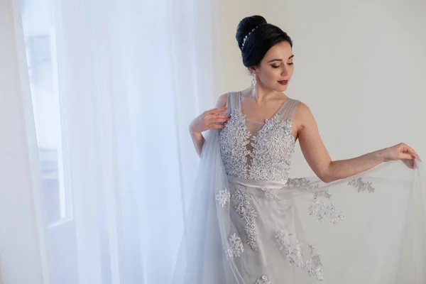 Mulher morena em vestido de casamento cinza — Fotografia de Stock