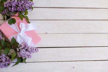 Beyaz masaya yatıyor leylak, Hediyelik, defter