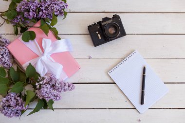 Beyaz masa leylak, dizüstü bilgisayar, kamera, akıllı telefon