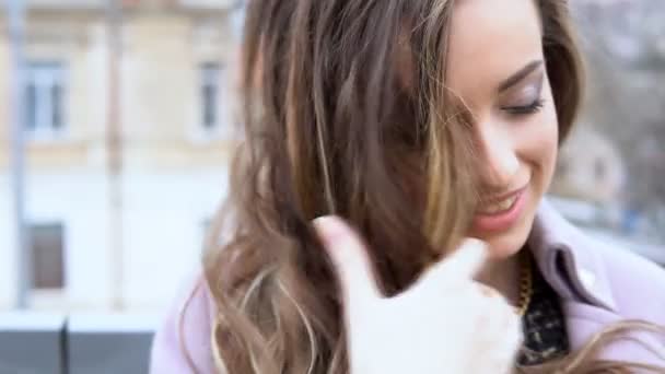 Bella ragazza a piedi in cappotti per strada — Video Stock