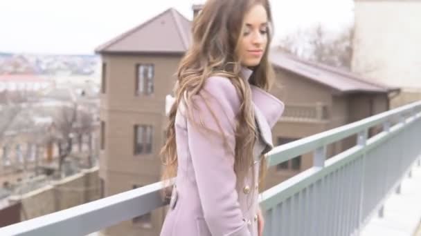 Vacker flicka ser ut på stadsvandring — Stockvideo