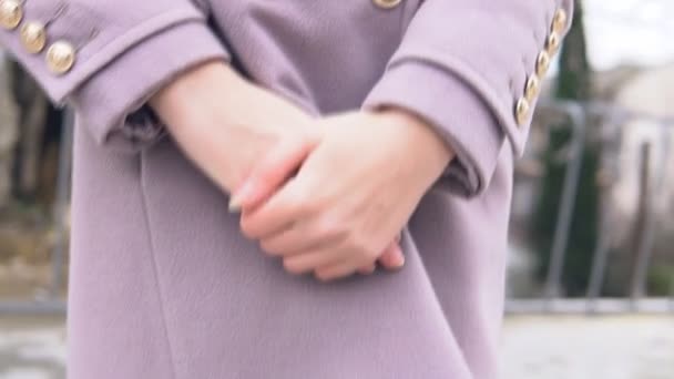 Mulheres mãos closeup frio — Vídeo de Stock