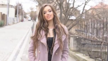 güzel kız sokakta poz