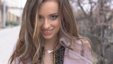 güzel kız sokakta poz