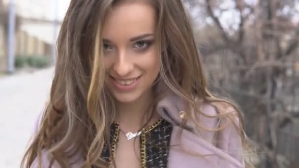거리에서 포즈를 취하는 아름 다운 소녀 — 비디오
