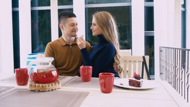 Marito e moglie bere il tè mangiare dessert nel ristorante — Video Stock