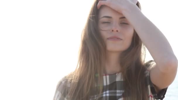 Portré, szép nő a tengerparton, az óceán szél fúj — Stock videók