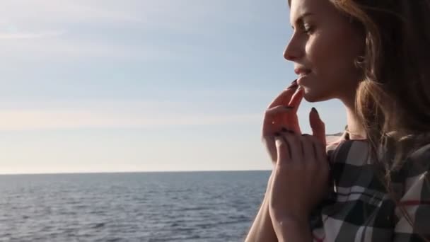 Porträtt av vacker kvinna på stranden av oceanen vinden blåser — Stockvideo