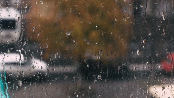Gotas de chuva no caminho da janela com máquinas — Vídeo de Stock