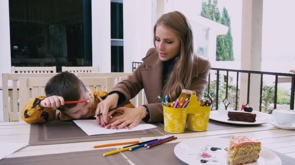 Madre dibuja una mano su hijo niño — Vídeo de stock