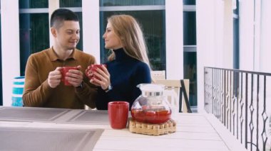 karı koca çay içmek yemek tatlı restoranda