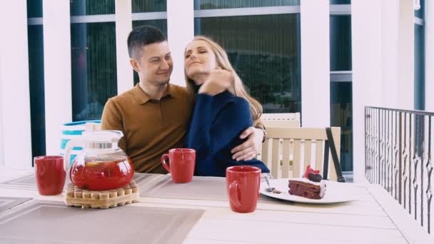 Um homem e uma mulher estão sentados no restaurante do amor — Vídeo de Stock