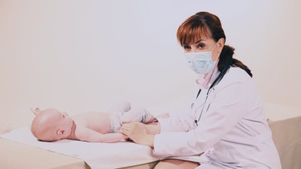 Жінка-лікар оглядає стетоскоп дитини — стокове відео