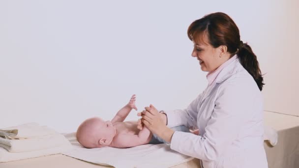 Médico fazendo massagem bebê menino — Vídeo de Stock