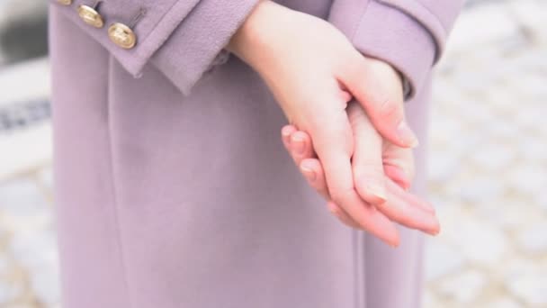 Жіночі руки крупним планом холодні — стокове відео