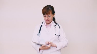 Tablet ile hastanede doktor kadın
