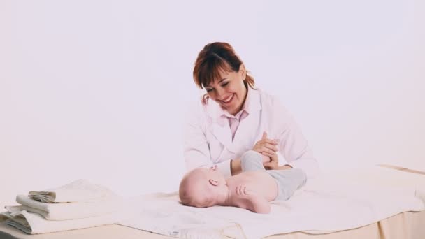 Médico fazendo massagem bebê menino — Vídeo de Stock