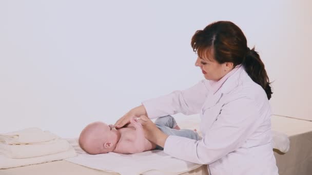 Médico fazendo massagem bebê menino — Vídeo de Stock