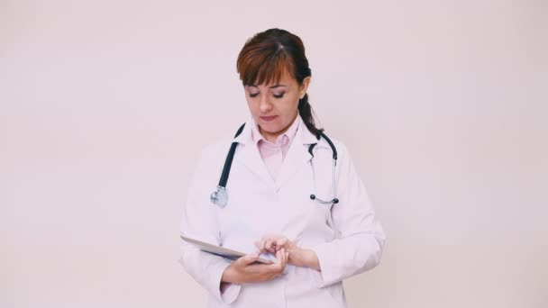 Γυναίκα γιατρός στο νοσοκομείο με το Tablet — Αρχείο Βίντεο