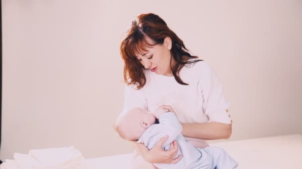 Mamá está alimentando al bebé con leche de un biberón — Vídeos de Stock