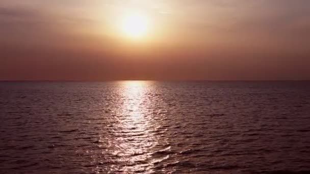 Pôr do sol paisagem do mar com nuvens e ondas — Vídeo de Stock
