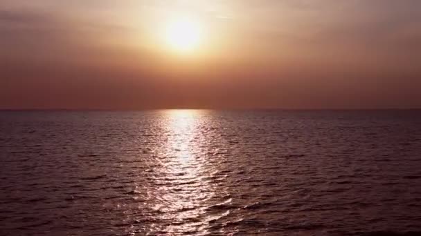 Tramonto paesaggio marino con nuvole e onde — Video Stock