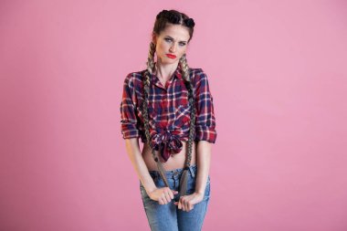 Kırsal tişörtlü güzel moda kadın örgüleri.
