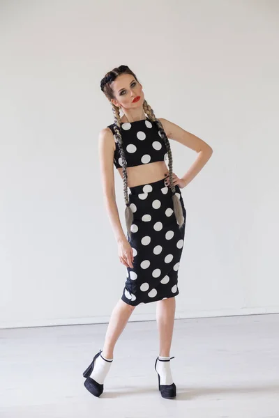 Vackra fashionabla kvinna flätor i polka dot klänning — Stockfoto